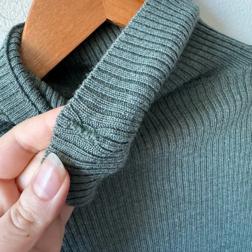 SOLD—Vintage Banana Republic Sage Ribbed Turtleneck Sweater - Picture 8 of 8